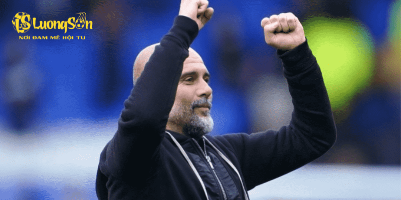 Guardiola trong trận thắng Everton ở vòng 33 Ngoại hạng Anh, trên sân Goodison Park, Liverpool, Anh