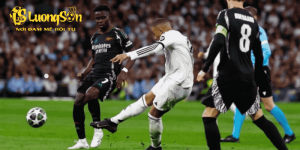 Kylian Mbappe (áo trắng) dứt điểm trong trận Real 1-2 Arsenal ở lượt về tứ kết Champions League tối 16/4