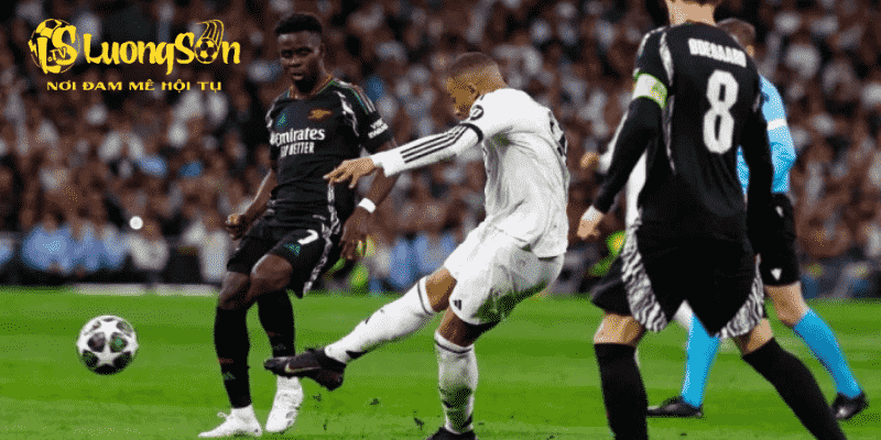 Kylian Mbappe (áo trắng) dứt điểm trong trận Real 1-2 Arsenal ở lượt về tứ kết Champions League tối 16/4